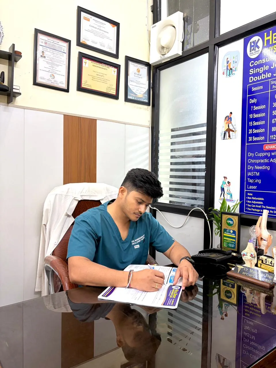 Comfortable Waiting Area at HealXpert Physiotherapy Clinic in Faridabad